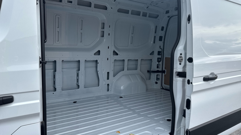 Renault Master Mwb Diesel Fwd MM35 Blue dCi 130 Advance Medium Roof Van